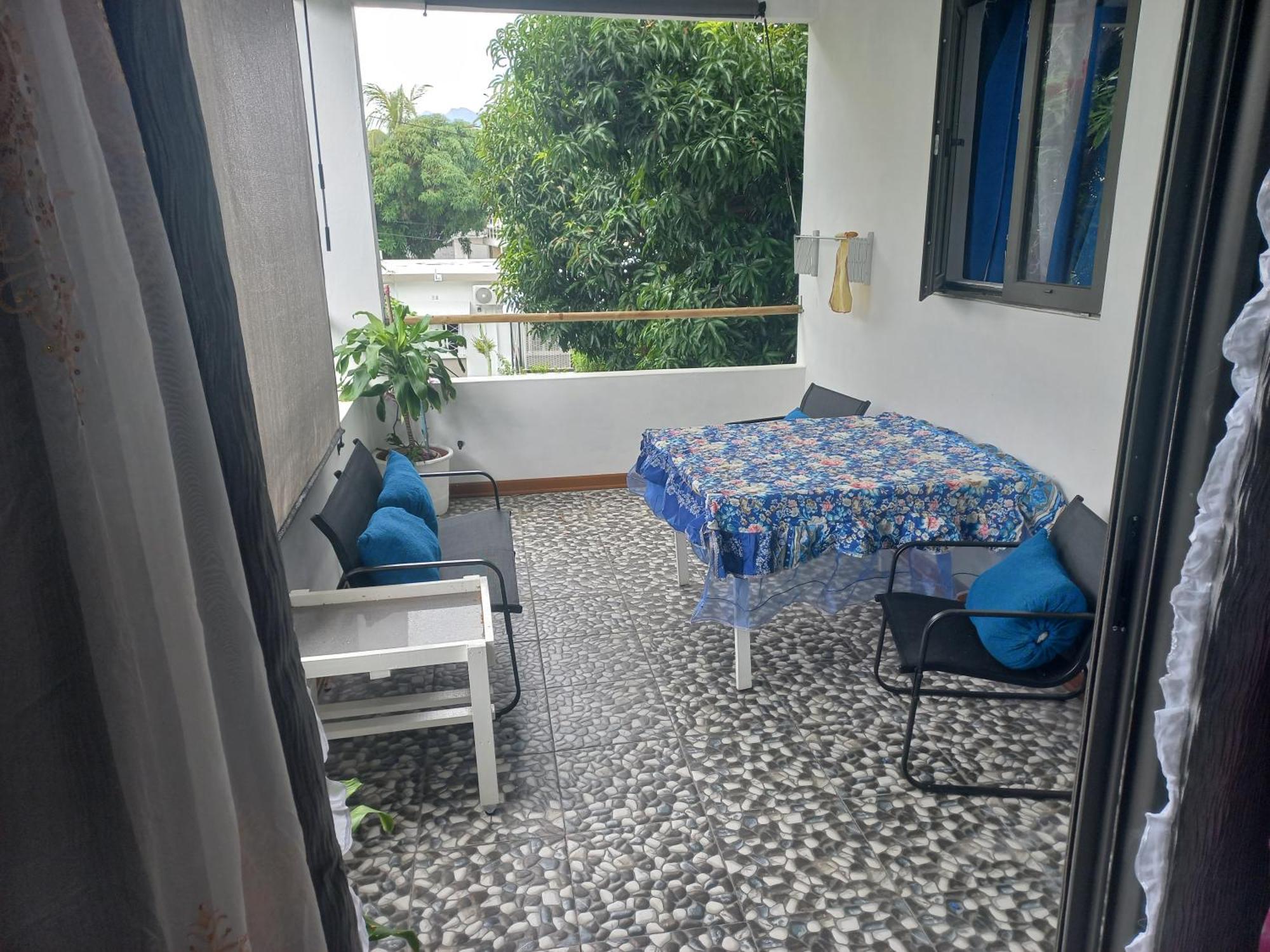 Apartment Open Air Cafe & Port Louis
