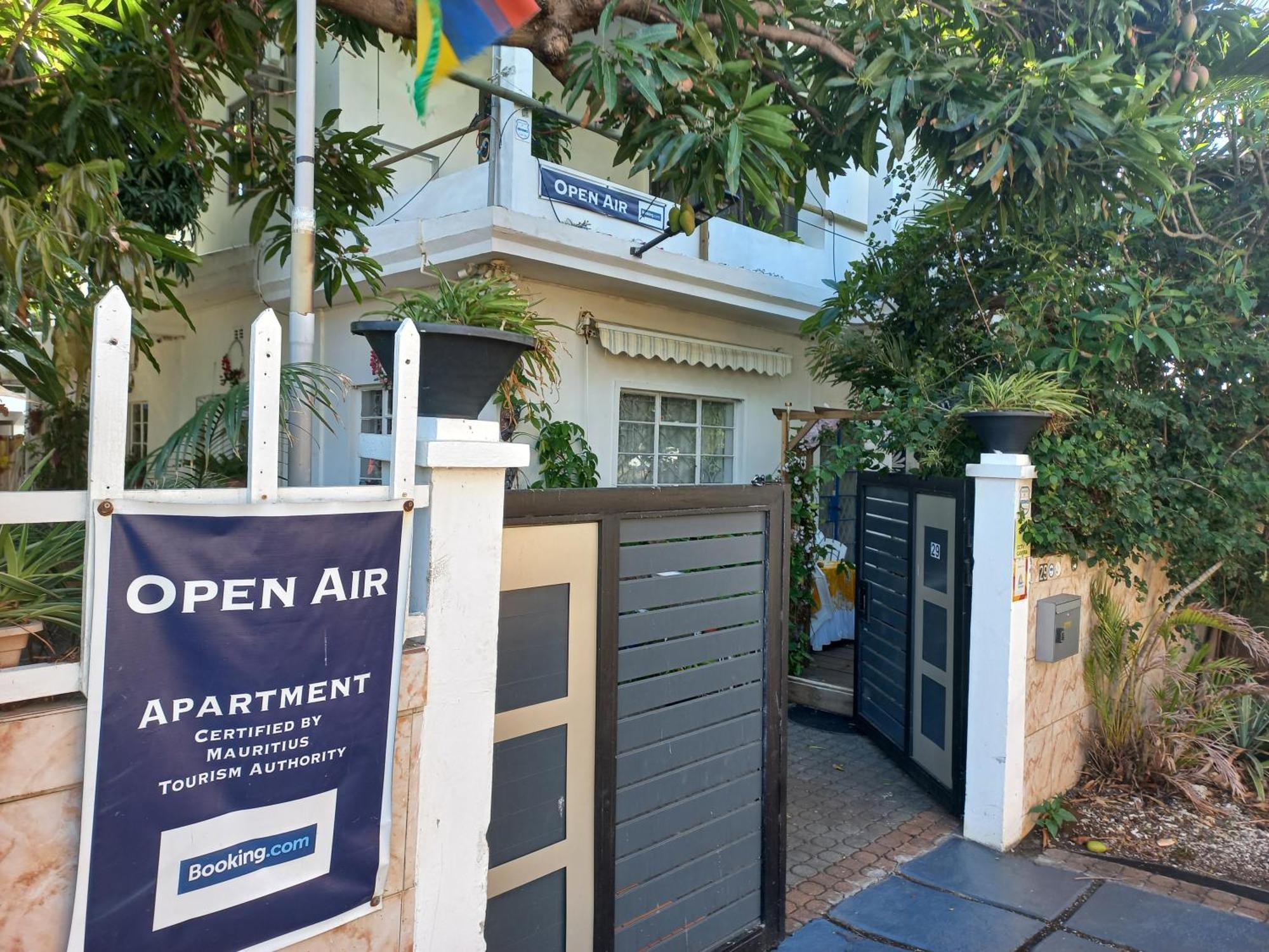 Apartment Open Air Cafe & Port Louis